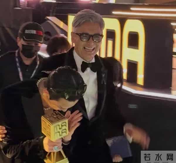 香港盛会才1天,70岁周润发引争议,“荒唐”事发生,还不止一件