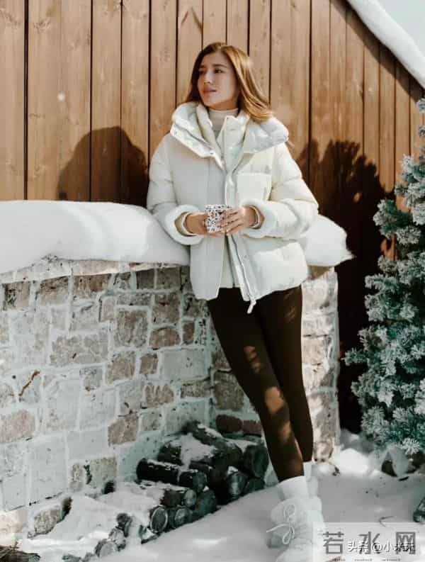 吴千语这雪地穿搭，把“美拉德暖冬感”焊在身上了