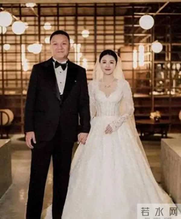 李嘉格被曝新恋情，朋友圈晒与26岁帅哥亲密照，男方甩车澈一大截