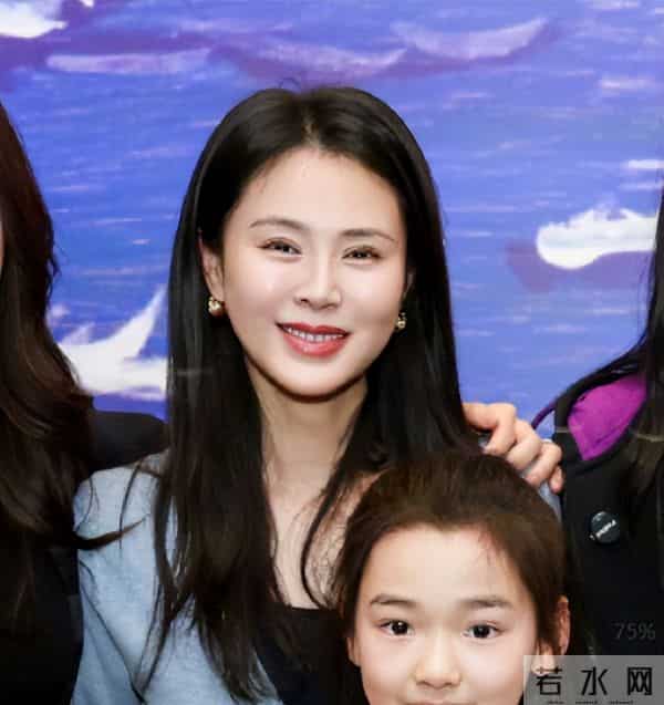 董璇带娃现身艺术展，关悦女强人打扮脸肿嘴歪，佟大为靠边站油腻
