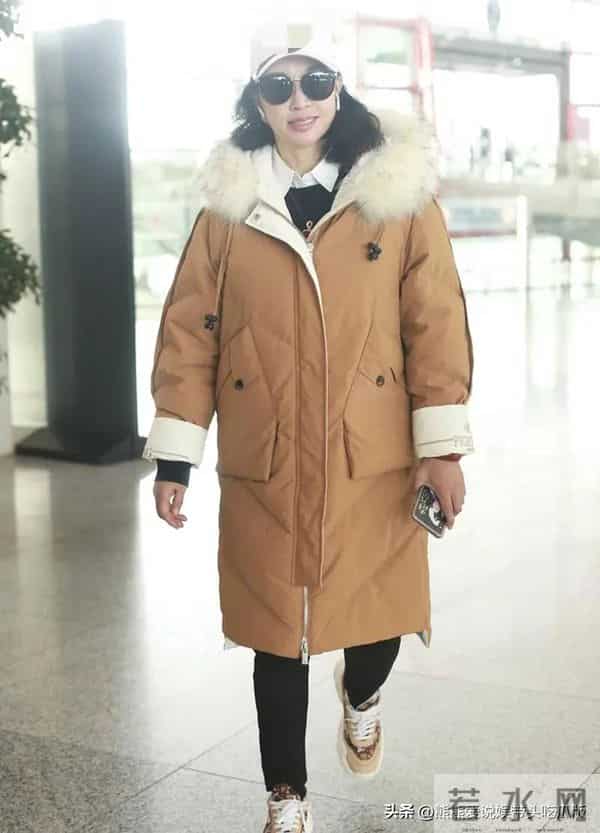 被刘晓庆的老年穿搭惊艳到！卡其色羽绒服+棒球帽，时髦又减龄