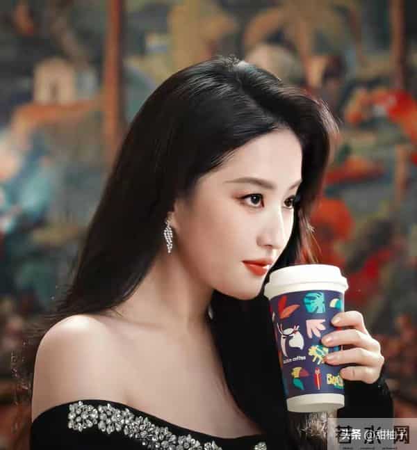 刘亦菲代言瑞幸超灵动，俏皮模样直戳粉丝心巴！