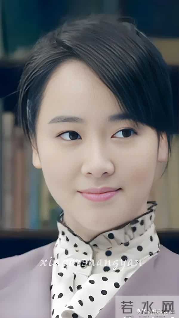 红裙衬得左小青明艳动人，精致造型尽显迷人风采