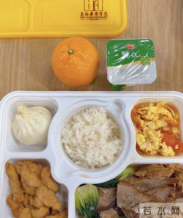 严屹宽夫妇回上戏母校，杜若溪和同学一起吃盒饭，王冠薛佳凝都在