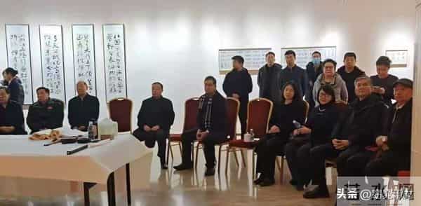 杨振宁走后,翁帆首次露面,妈妈陪同看展览,两人有说有笑状态好