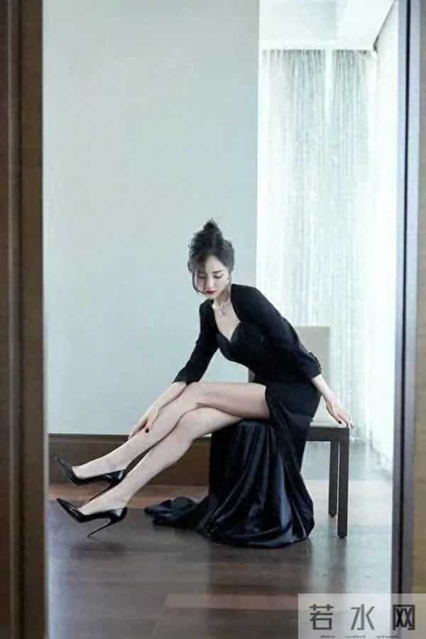 杨幂白嫩美腿白的发光了