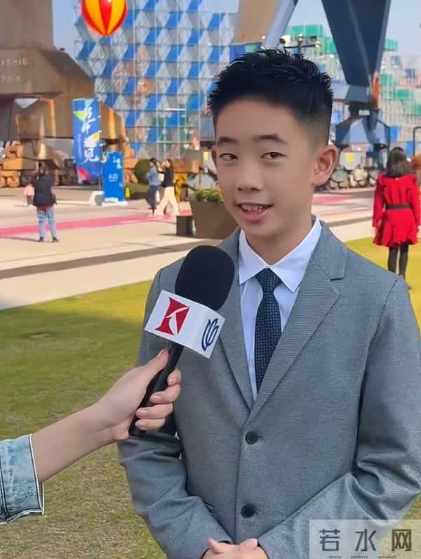 应采儿带娃出通告,素颜肿胀但满脸自豪,儿子后台背稿累到瘫桌上