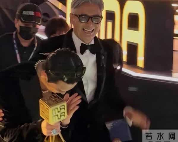 香港盛会颁奖仅两天，令人厌恶一幕发生，72岁周润发晚节不保？