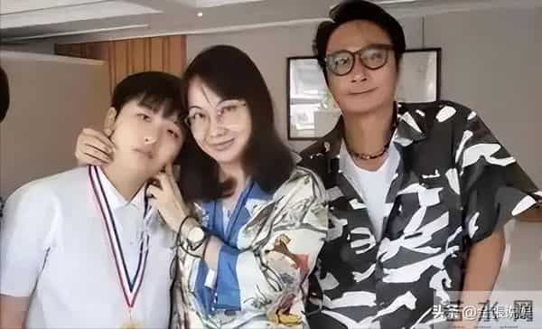 嫁给吴镇宇23年没做过饭，53岁仍似少女，她堪称最美的女星