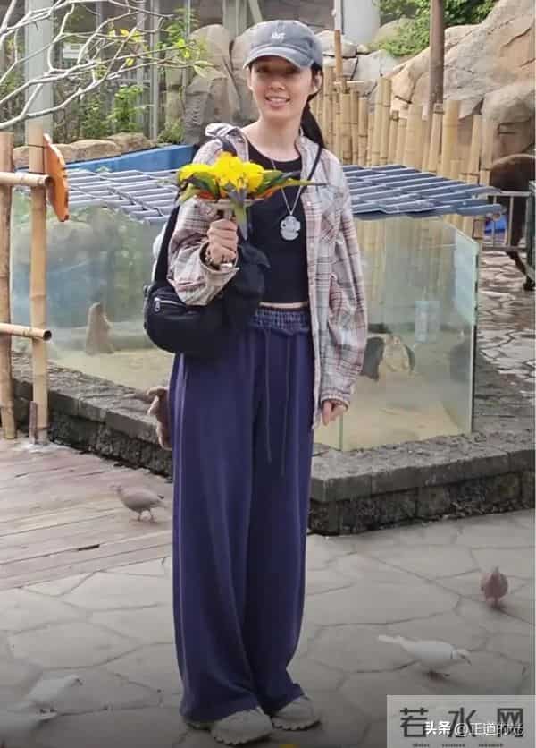 郭碧婷现身三亚情人岛 素颜穿着朴素 怀里抱着椰子 蹲在沙滩上捡石头