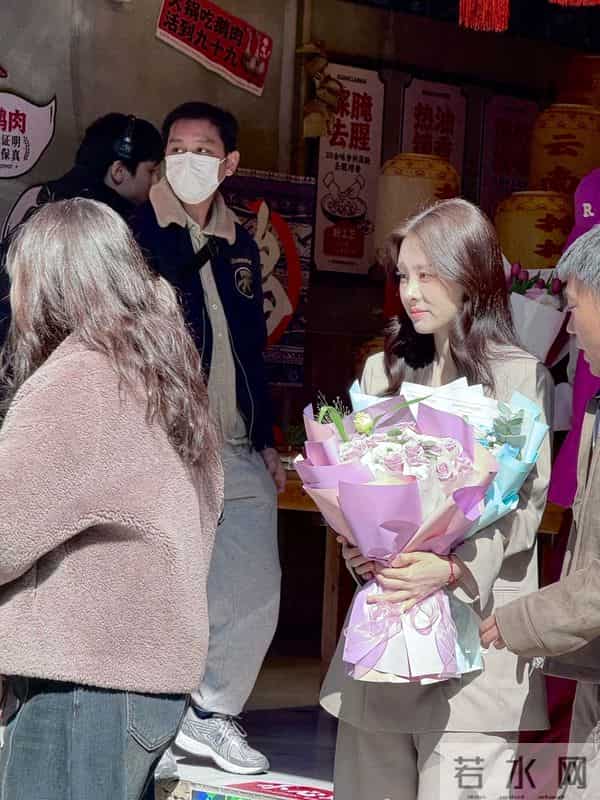 张碧晨昆明小饭馆吃饭，手捧鲜花，真人巨美！