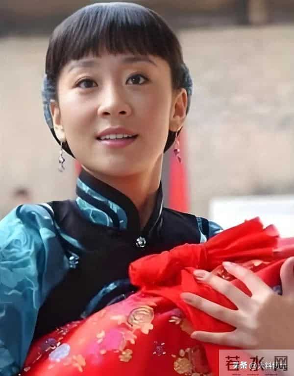 48岁苗圃晒沙滩照，纤腿瘦腰好惊艳，嫁大21岁富豪子女双全很幸福