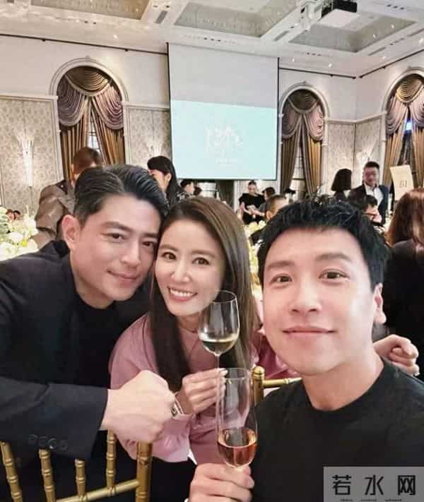 林心如霍建华夫妇参加邱泽婚礼，合照太多，霍建华白发比林心如多