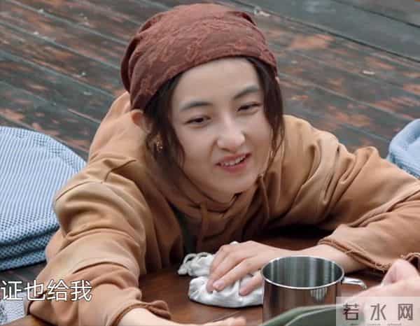 黄磊挥泪告别《向往的生活》，何炅陪伴在侧，张艺兴四人鞠躬致敬