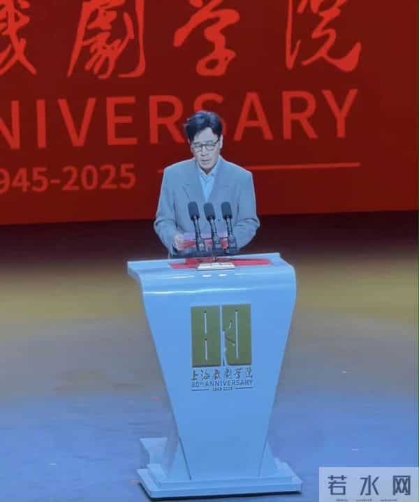 上戏80周年，众多明星出席校庆，郑恺和苗苗夫妇携手亮相校园