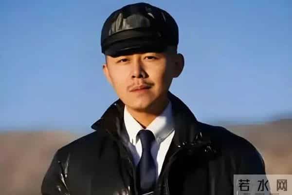 大冰回应“黄金左脸”热梗,称年轻时因乘“黑车”被打聋右耳,习惯用左耳,长期保持该姿态形成肌肉记忆