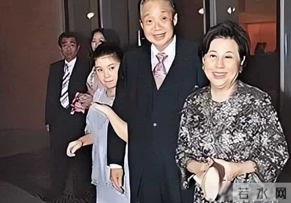 香港豪门掌舵人悄然离世，冻龄娇妻守寡八载隐情待解