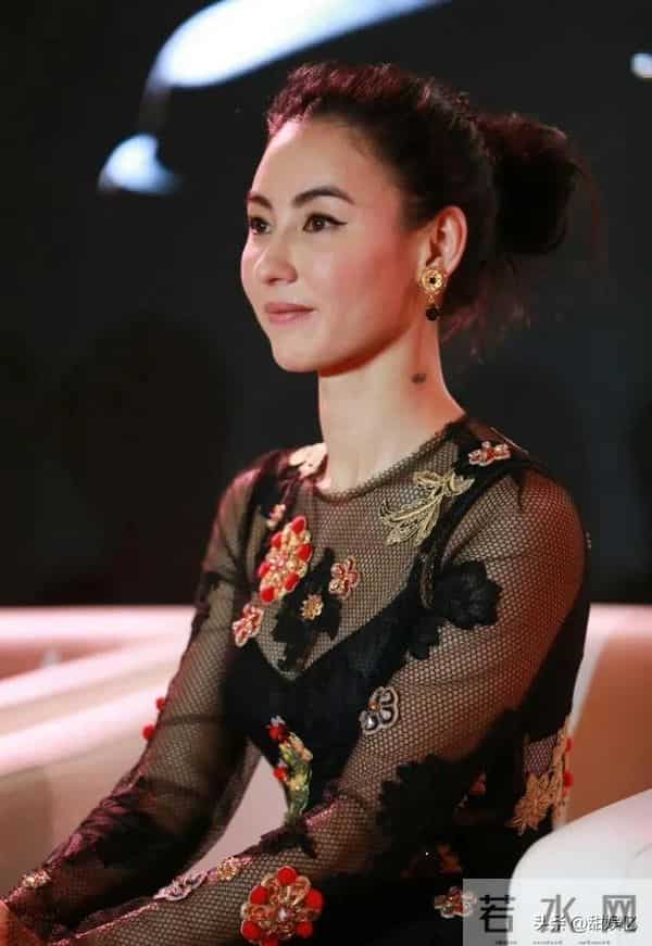 45岁张柏芝身穿黑色网纱连衣裙，完全靠颜值撑着