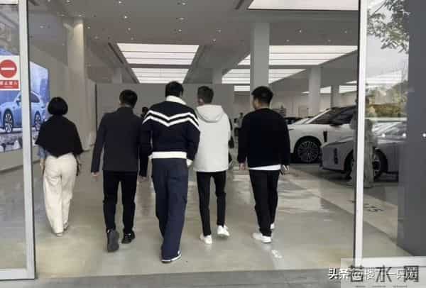 蔚来偶遇范志毅提新车 56岁穿搭潮流 两年换两车 网友：买来送娇妻？