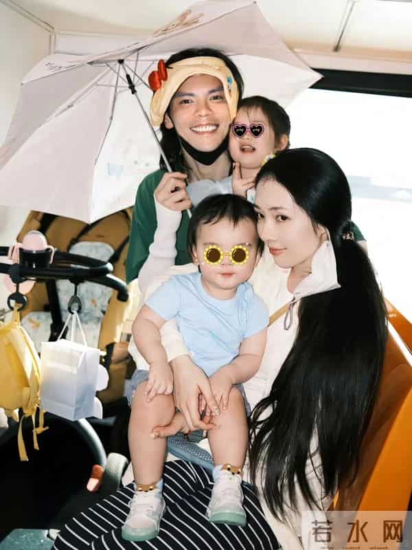 郭碧婷三亚海边捡石头,素颜眼窝深凹很疲惫,带5位助理照顾父亲