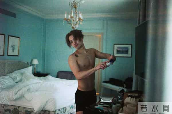 王嘉尔 一组时装周出发前记录