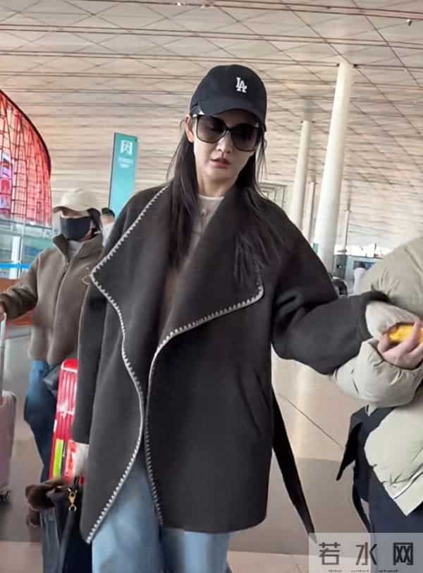 王鸥北京机场出发,穿搭颜值在线,提醒粉丝注意保暖,人美心善!