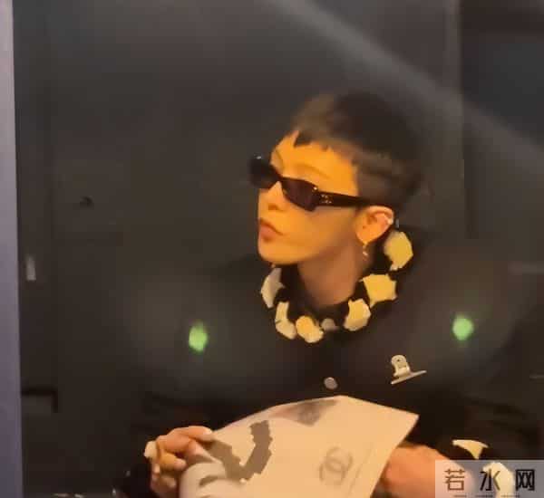 香奈儿大秀,辛芷蕾王一博同台看秀像姐弟,权志龙姨化穿搭辣眼睛