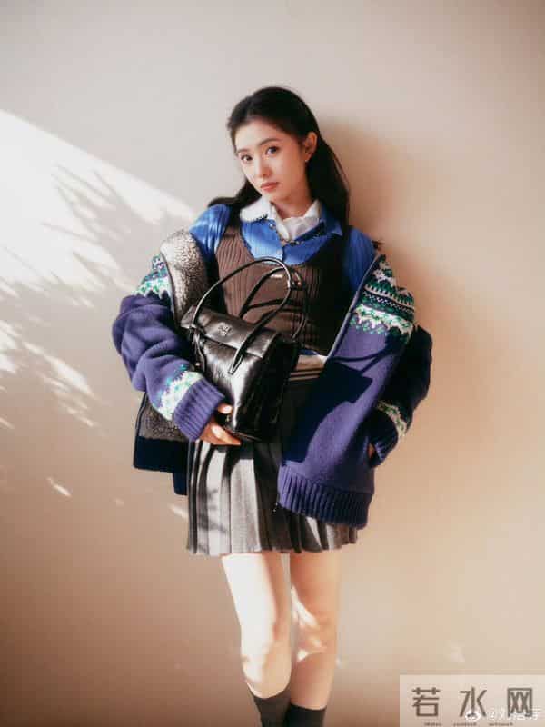 刘浩存今日份代言写真，小短裙穿搭真有活力