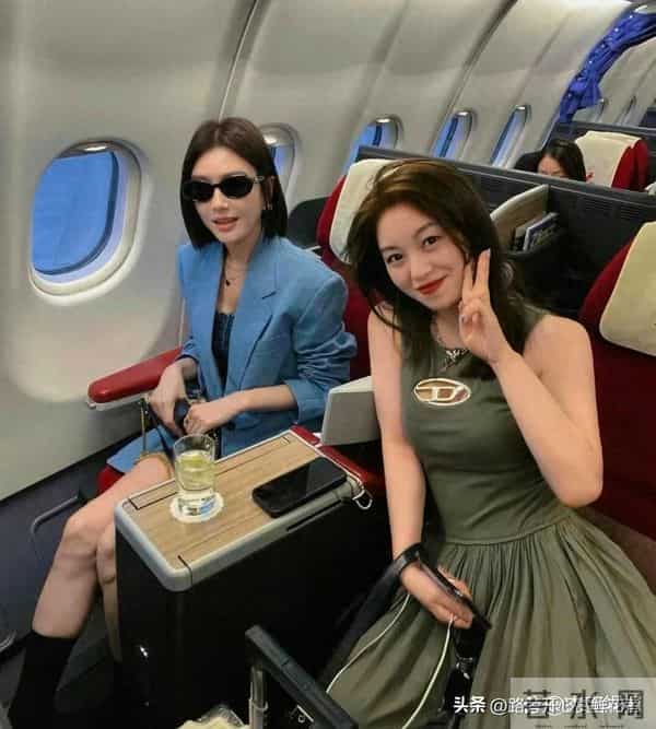 46岁秦岚坐飞机被偶遇 打扮贵气十足 身材苗条 皮肤白皙 完全不显老