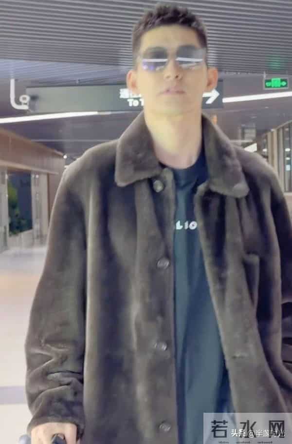 41岁张翰在机场被偶遇，他穿着绒毛大衣，身材修长，眼镜泛光 帅气