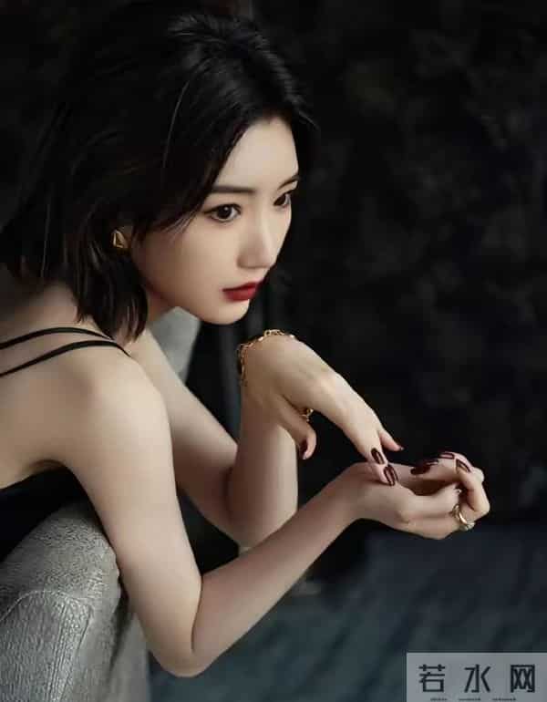 毛晓彤吊带黑丝裙纯欲感拉满，性感又藏着初恋甜