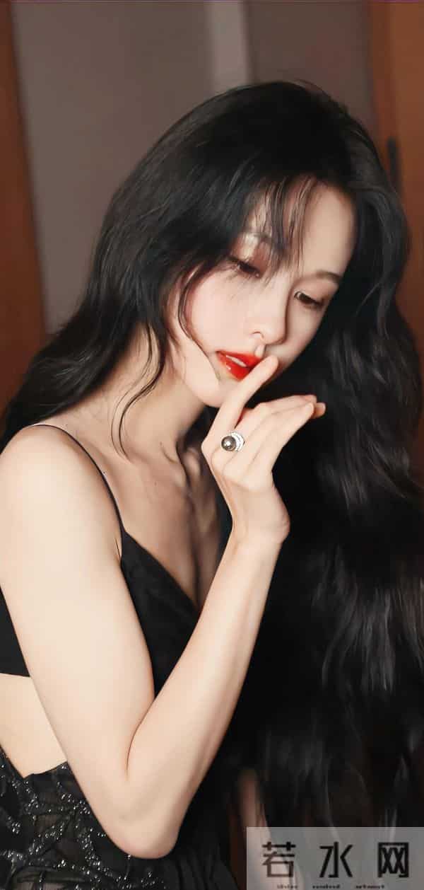 陈都灵 黑色吊带