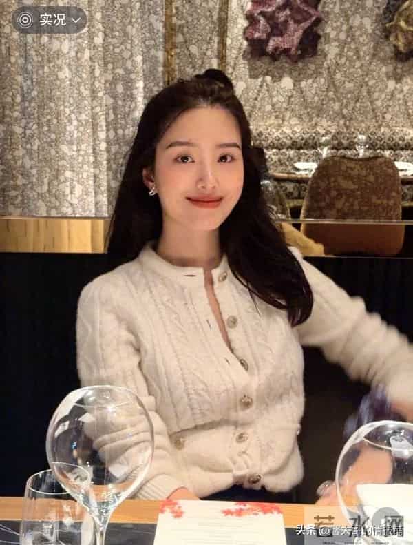 33岁杨采钰晒美照!气色红润,身材苗条 白毛衣解开三粒扣子好性感