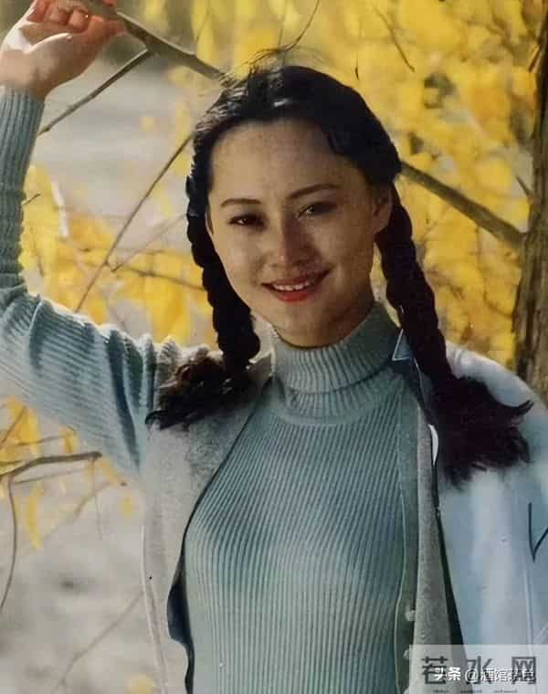 大宋佳现身上戏80年校庆,63岁状态依旧惊艳,比利时老公未现身