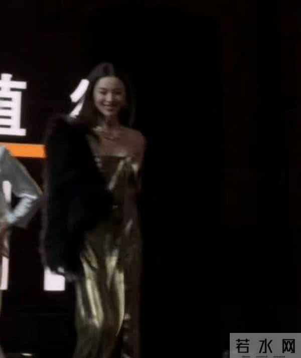 蒂芙尼活动上46岁章子怡骤显衰老，肌肤浮肿骨感干瘪，面相大变