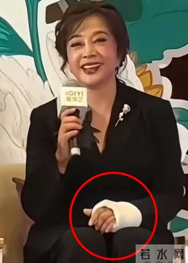 还是得认命！75岁意外摔倒、分不清人的刘晓庆，终要败在年龄上了