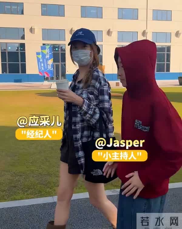 应采儿带娃出通告,素颜肿胀但满脸自豪,儿子后台背稿累到瘫桌上