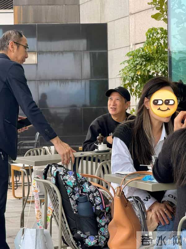 张家辉香港中环吃饭被偶遇，“渣渣辉”超可爱，没架子帅气依旧！