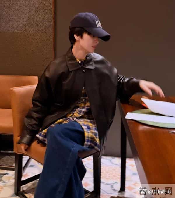 宋慧乔晒新照：皮鞋皮外套棒球帽好酷飒，头发又剪短了