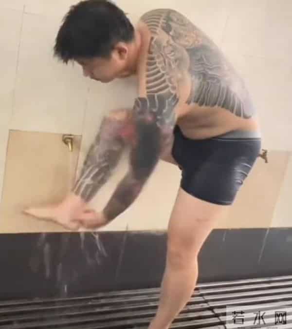 东北外卖小哥恋上印尼美女,认识20天就奔现,见面一个月就闪婚!