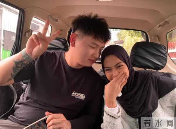 东北外卖小哥恋上印尼美女,认识20天就奔现,见面一个月就闪婚!