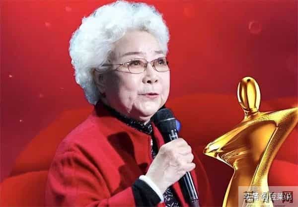 97岁田华现状曝光，和小孙子相依为命，住破旧老房子，日子清贫