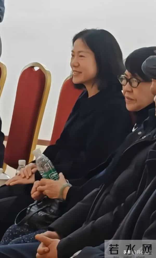 49岁翁帆现身画展！穿黑衣、皮肤白皙状态好，笑容满面和妈妈热聊