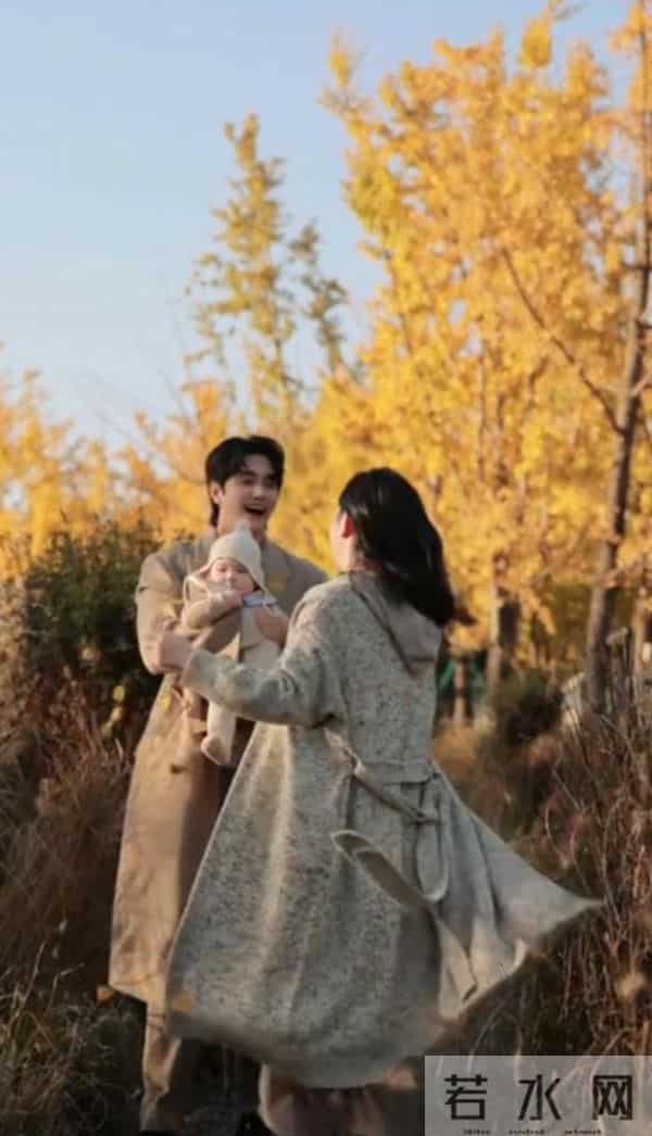 张檬和老公带儿子赏秋!8个月Dylan还在喝母乳,上围傲人气质更美
