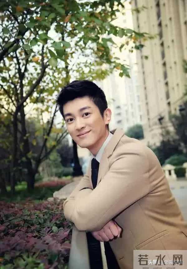 郑恺晒与陈赫等10人合影,被扒P掉7处烟盒打火机,遭吐槽一群老登