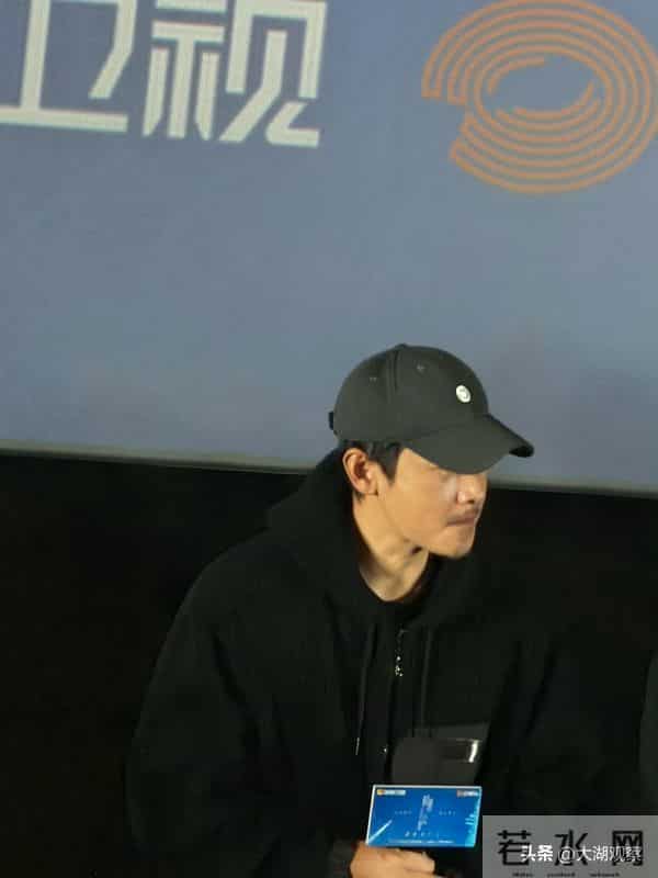 罗晋经历与唐嫣离婚风波、父亲离世后首次现身：头戴鸭舌帽出席新剧宣传