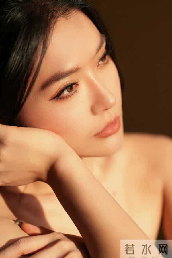 庄心妍长筒靴短皮裙穿搭写真，又酷又美