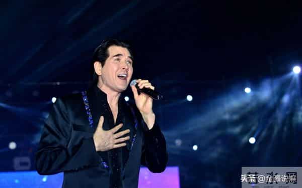 费翔在英国独居