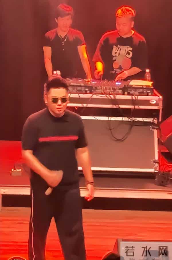 睡粉、出轨、死性不改,爆火半年就塌房,本人在美国回应,碎三观