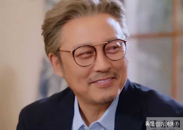 他是红楼第一美男，今62岁享受天伦，住豪宅被家里仨女的“拿捏”